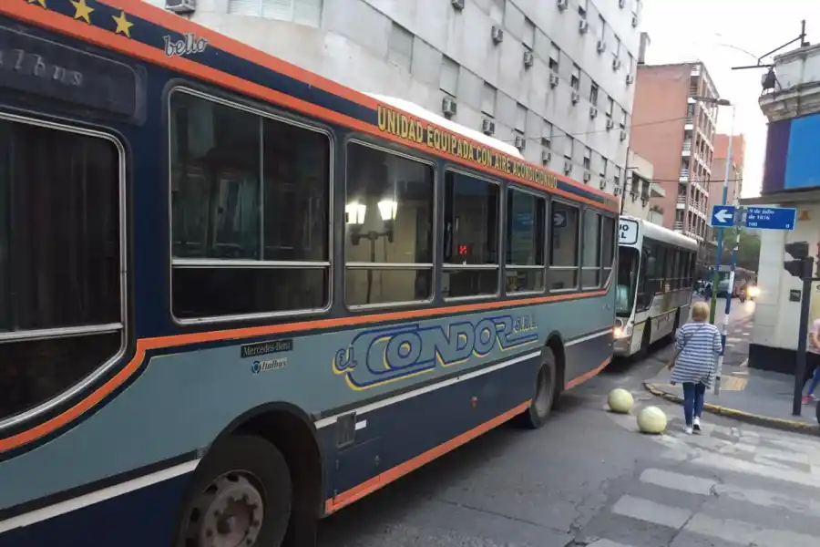 Caos en la ciudad: los choferes bloquean el tránsito en distintas arterias con sus colectivos