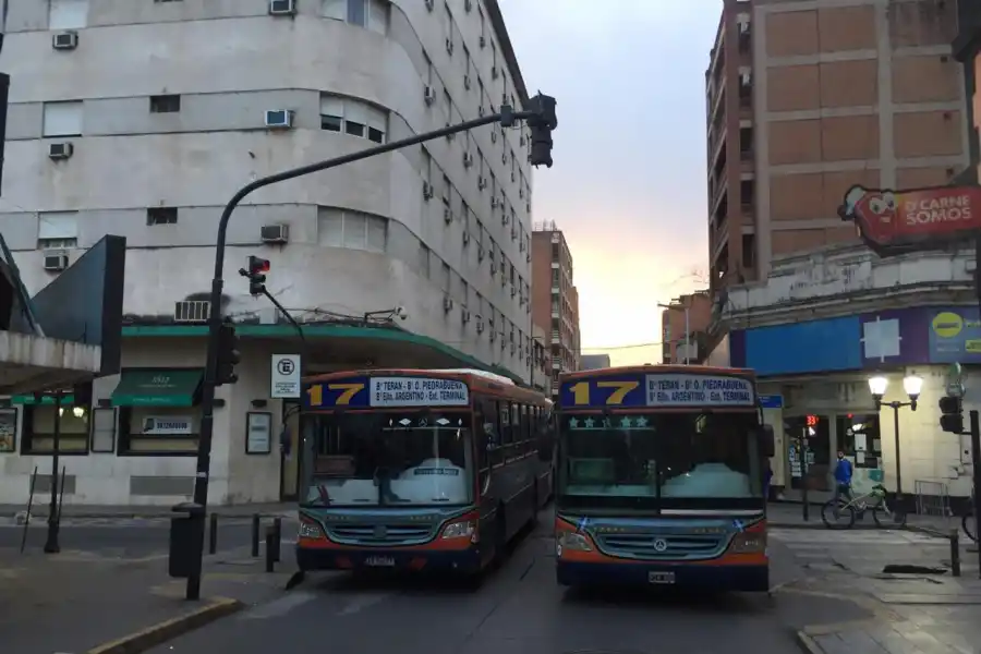 CRISÓSTOMO ÁLVAREZ. La protesta de los choferes impide el tránsito por esa calle.