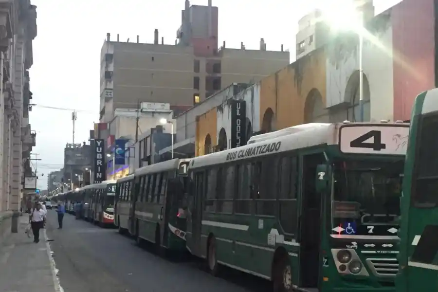 MAIPÚ, INTRANSITABLE. Las unidades abarcan toda la calle.
