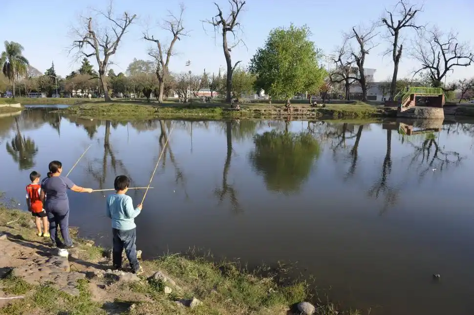 POSTAL FAMILIAR. El lago San Miguel desde hace décadas que es la escuela de pesca de la provincia.