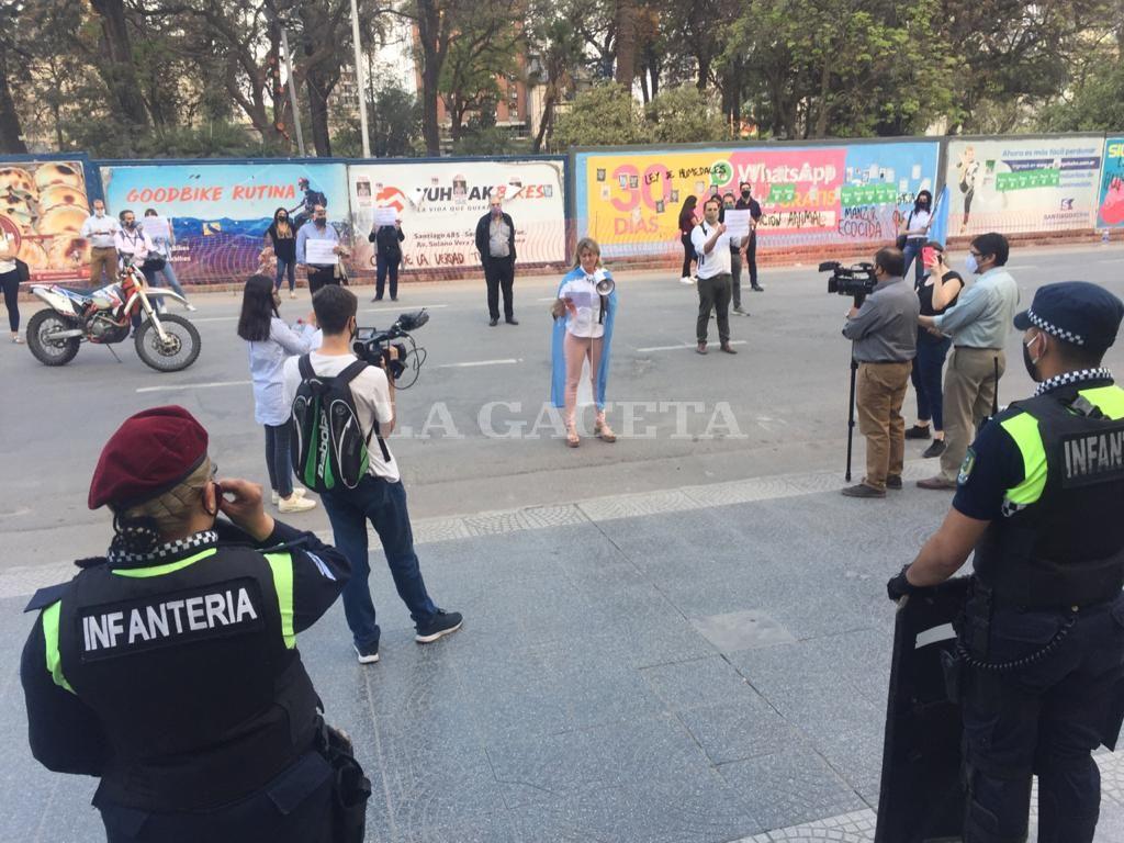 Comerciantes protestan para exigir que les permitan abrir de 9 a 20