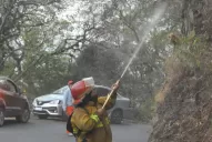 Unos troncos que aún ardían hicieron renacer el temor en el cerro San Javier