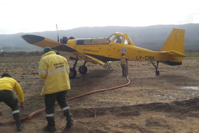 Por tierra y por aire: continúan las tareas para apagar el incendio en el sur tucumano