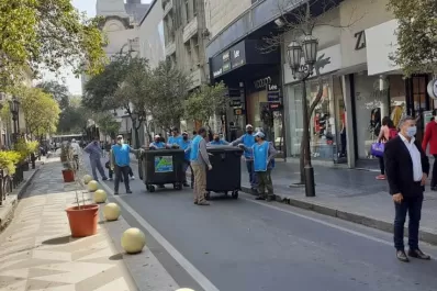 Los camiones recolectores no pudieron entrar al centro por los colectivos: así se llevaron la basura