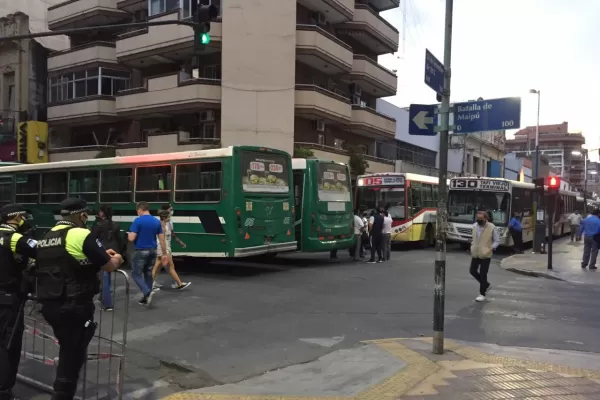 Hay choferes sentados en un banco de la esquina riéndose, describió una comerciante