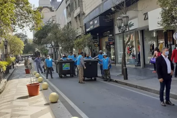Los camiones recolectores no pudieron entrar al centro por los colectivos: así se llevaron la basura