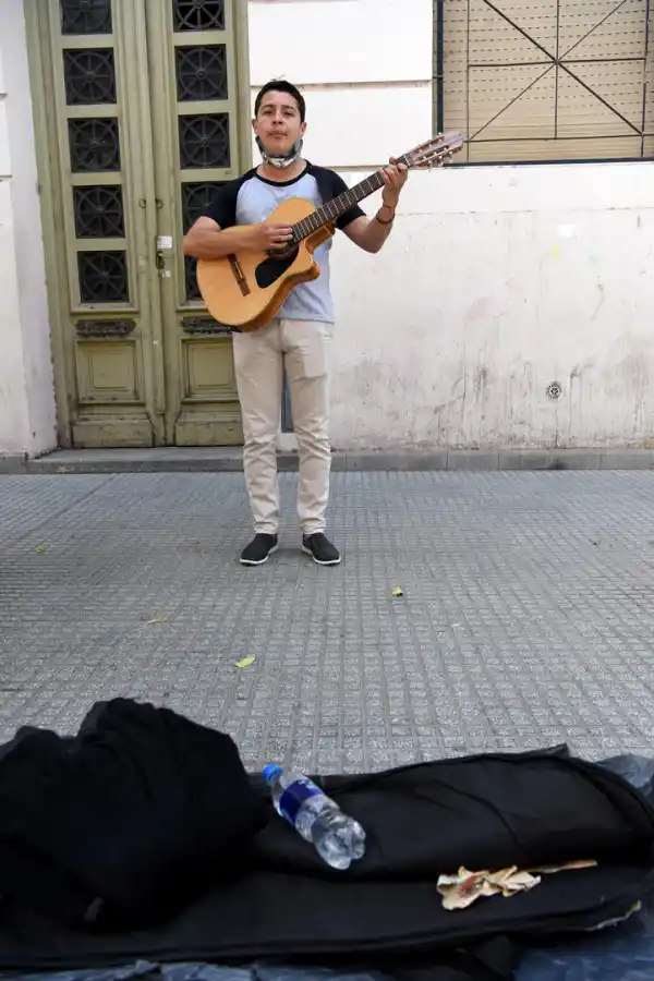 JUAN ÁNGEL GONZÁLEZ SUÁREZ. Desde hace un año aproximadamente le pone ritmo de folclore a la peatonal. 