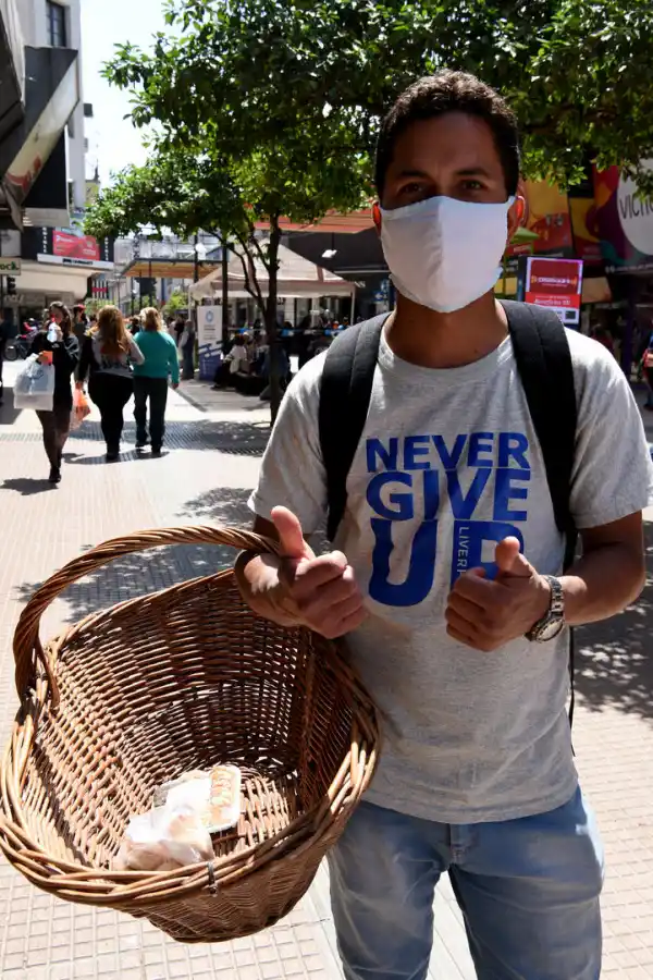 EMANUEL SOTELO. Recorre las peatonales y todo el centro con su canasta ofreciendo pan, bizcochos, alfajores y otros productos.