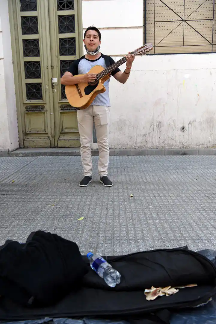 JUAN ÁNGEL GONZÁLEZ SUÁREZ. Desde hace un año aproximadamente le pone ritmo de folclore a la peatonal. 