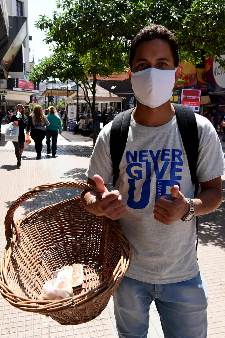 EMANUEL SOTELO. Recorre las peatonales y todo el centro con su canasta ofreciendo pan, bizcochos, alfajores y otros productos.