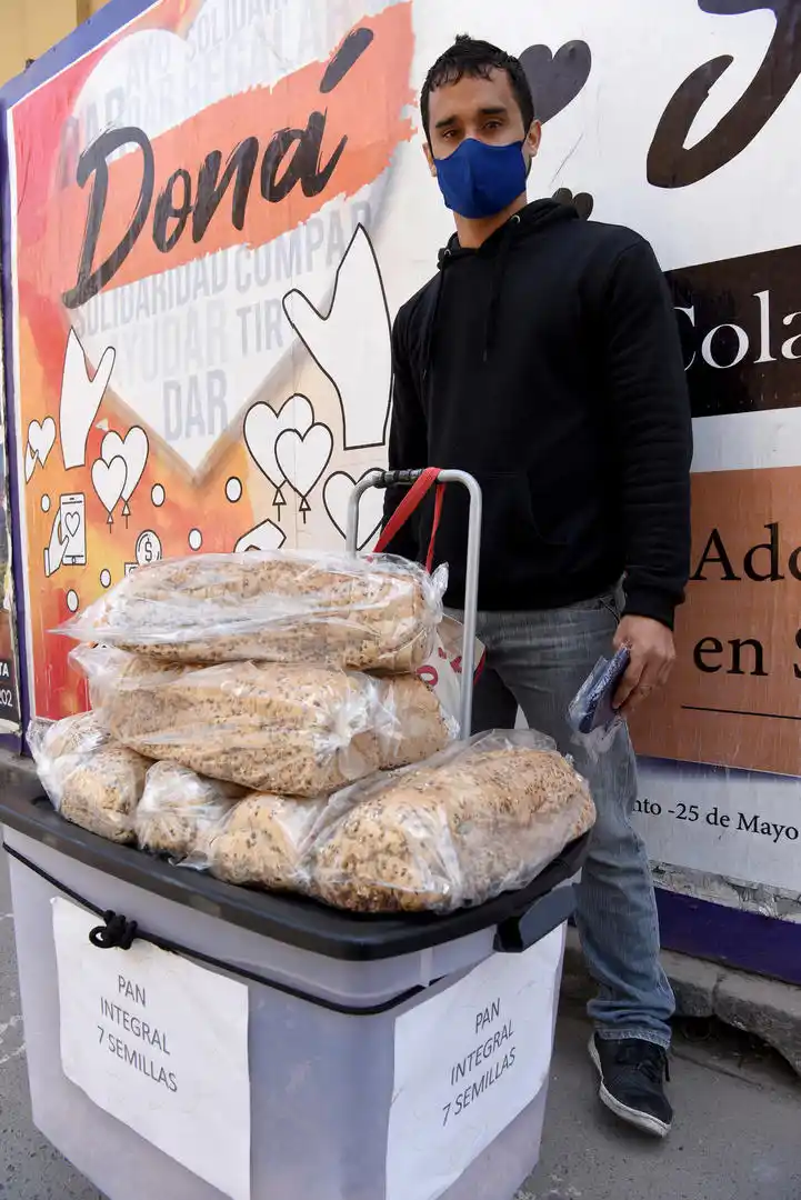 LUIS LISBOA. Es un venezolano que vende barbijos confeccionados por su hermana y su cuñado. También vende panes.