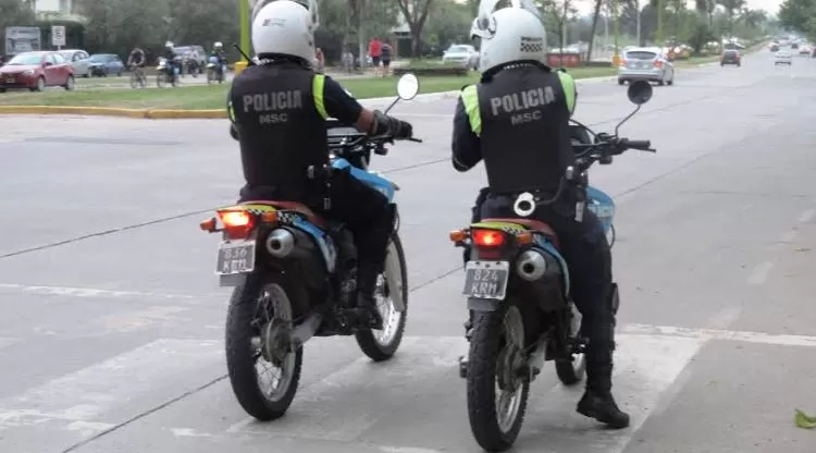 Detuvieron a dos jóvenes que iban con armas y en moto en el barrio El Sifón