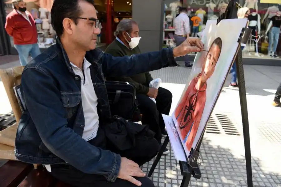 FERNANDO ORIETA. Oriundo de la provincia de Buenos Aires, y radicado en Tucumán. Se dedica a plasmar en papel el rostro de los transeúntes.