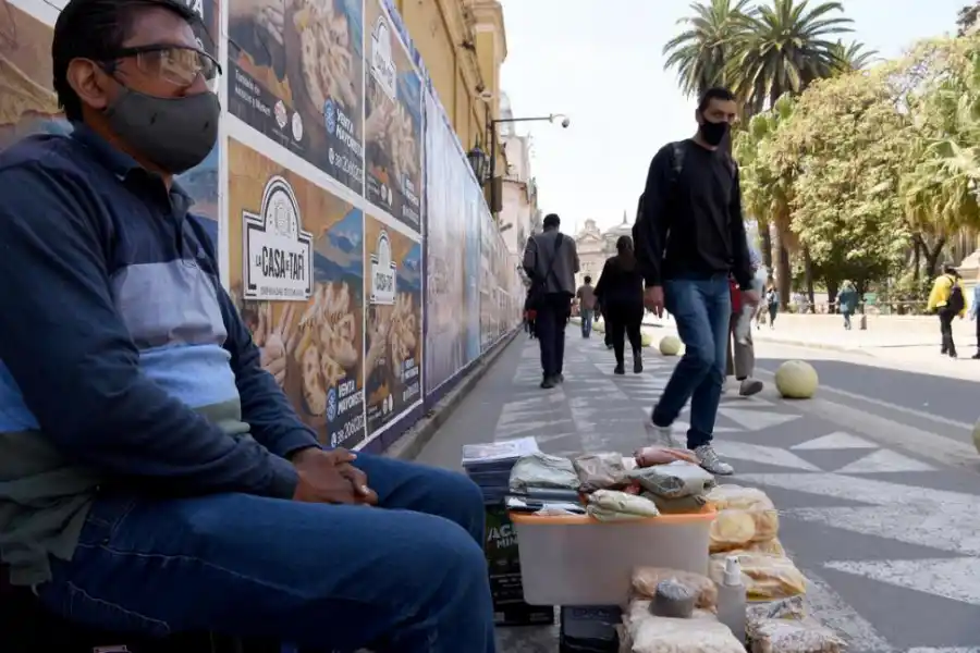 ERNESTO ÁLVAREZ. Se instala con su puesto de especias y otros artículos sobre la semipeatonal de calle San Martín.