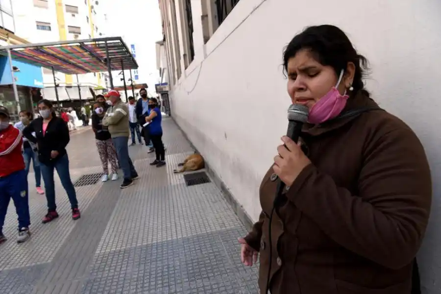 MILAGROS FRÍAS. Desde hace tres años está cantante amateur llena de música la peatonal.
