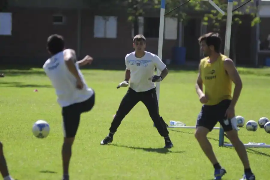 9 partidos jugó también Lucas Calviño en un año. El más importante fue ante Huracán, por la final desempate en Mendoza. Cometió un error en el gol  de Mancinelli. Luego emigró a “CC”, como el “Oso” Sánchez