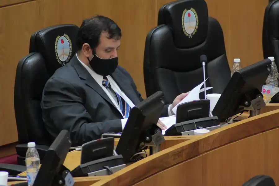 EN EL RECINTO. Gerardo Huesen, legislador de Fuerza Republicana. Foto: Twitter @gerardohuesenok