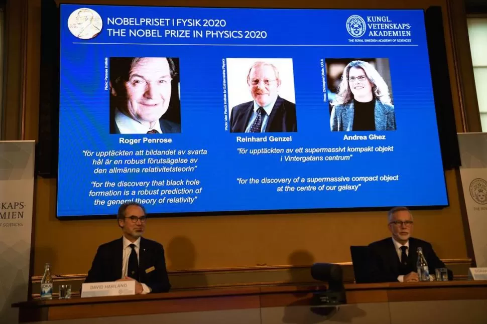 JURADO. Los académicos suecos durante el anuncio del Nobel de Física otorgado a Penrose, Ghez y Genzel. 