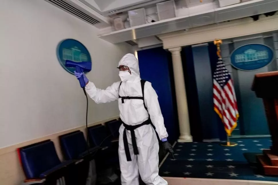 LIMPIEZA. La sala de prensa de la Casa Blanca fue desinfectada antes de recibir a los periodistas.  Reuters
