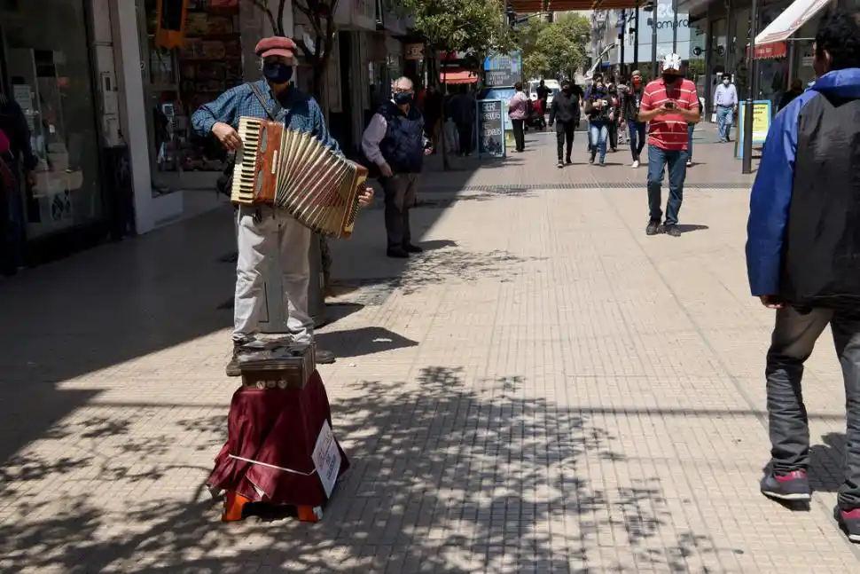 ERNESTO ANDRÉS. Profesor de música, desde hace nueve años recorre la peatonal con su bandoneón. Además, es fotógrafo de naturaleza