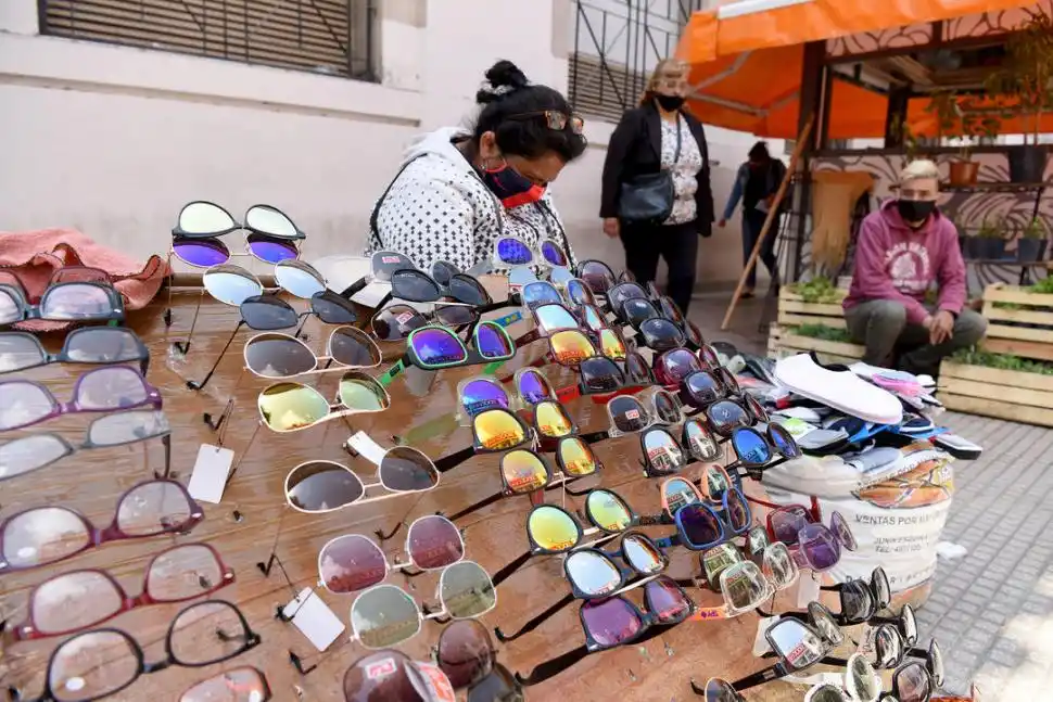 CRISTINA VALDEZ. Junto a sus anteojos de sol. Cuenta que prácticamente se crió entre vendedores ambulantes. Esta es su vida.