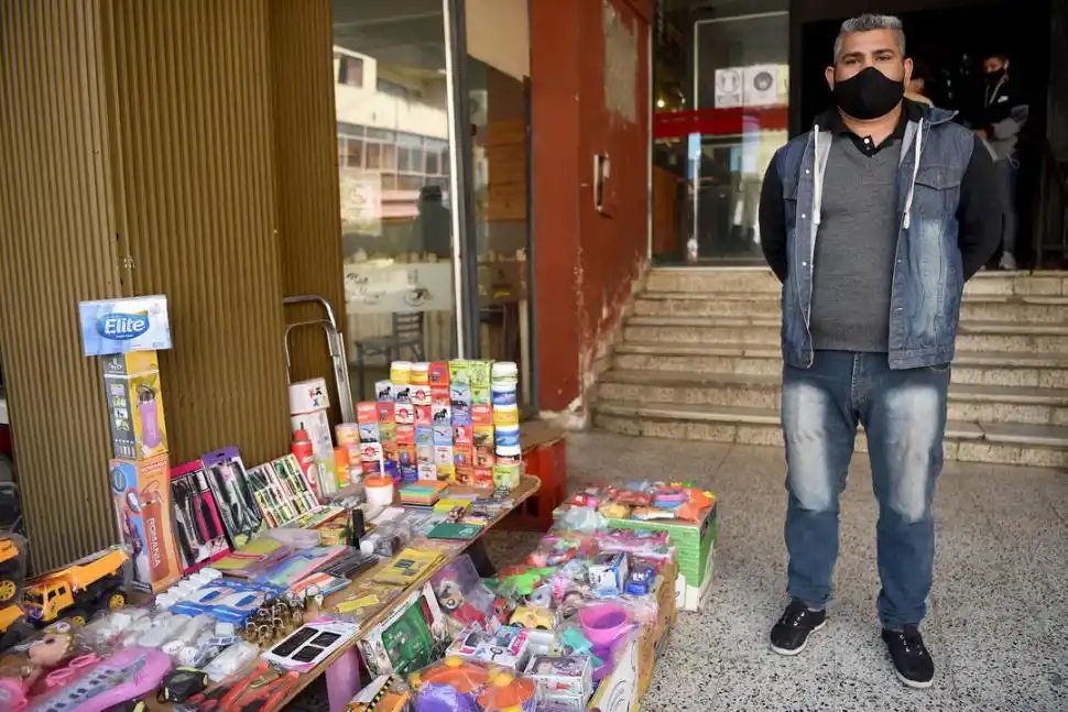 DARÍO ROMERO. Vende pequeños juguetes, cremas y pomadas, enchufes eléctricos y otras chucherías. Está allí desde hace cuatro años.