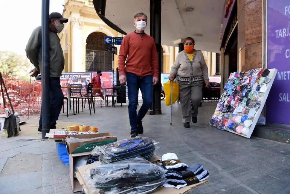 ENRIQUE GONZÁLEZ. También tiene su puesto de venta de artículos varios por calle San Martín.