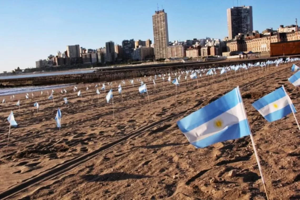 En Mar del Plata pusieron banderas en la playa para recordar a las víctimas del coronavirus