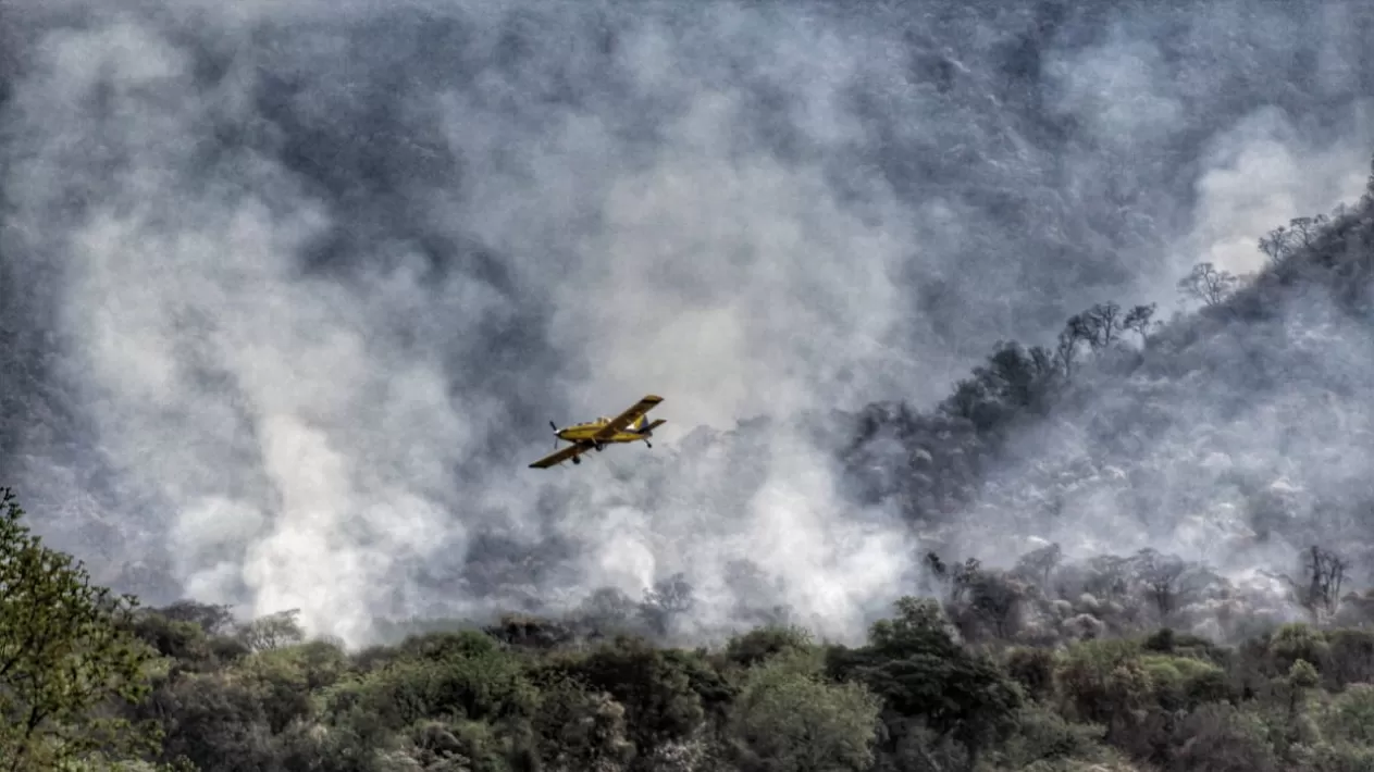 Aviones hidrantes se sumaron a los trabajos para sofocar los incendios en Yánima.