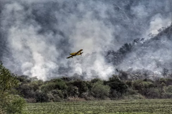 Con seis aviones, combatieron incendios en San Javier, El Cadillal y Yánima