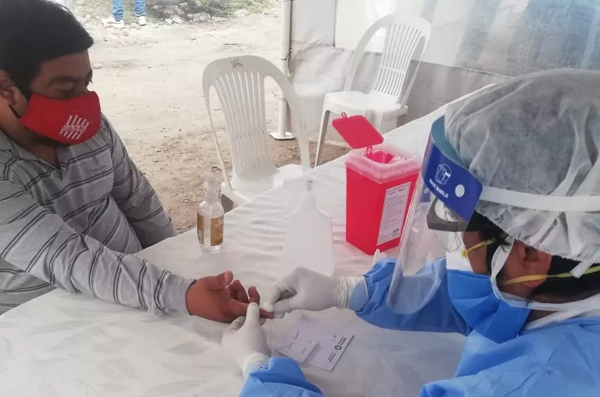 TESTEO RÁPIDO. Un ciudadano se realiza el estudio de coronavirus. Foto: Prensa Siprosa