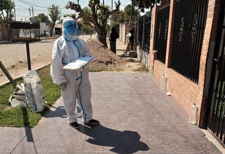 BÚSQUEDA DE FEBRILES. Un agente del Sistema de Salud visita las casas para detectar casos de covid-19. Foto: Siprosa