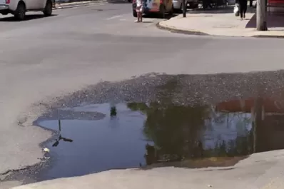 Charco de agua maloliente en Barrio Norte