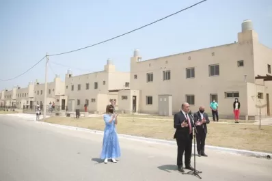 El Presidente encabezó el acto virtual de entrega de casas en Lomas y criticó al macrismo