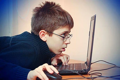 Casi siete de cada 10 niños nativos digitales son miopes
