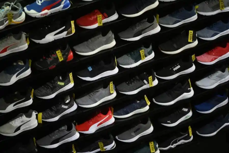 VARIEDAD. Los calzados deportivos están prolijamente exhibidos. Hay desde todos los colores del arco iris, hasta todas las gamas de grises.  