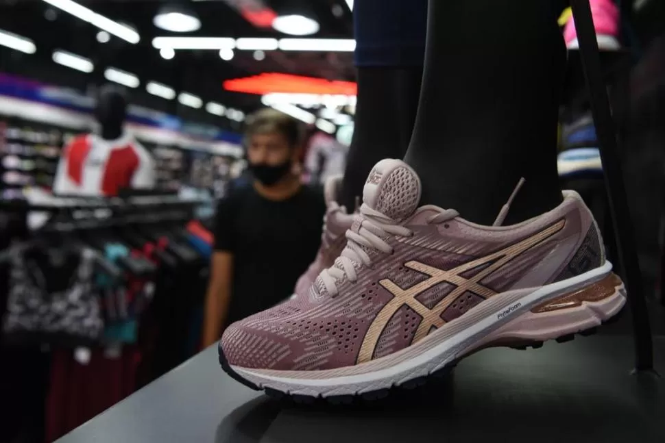 TECNOLOGÍA. La marca Asics ofrece indumentaria deportiva. En sus zapatillas, se destaca el uso de gel en varias partes del calzado lo que atenúa el impacto en todas las fases de la pisada del corredor. la gaceta / fotos de diego aráoz 