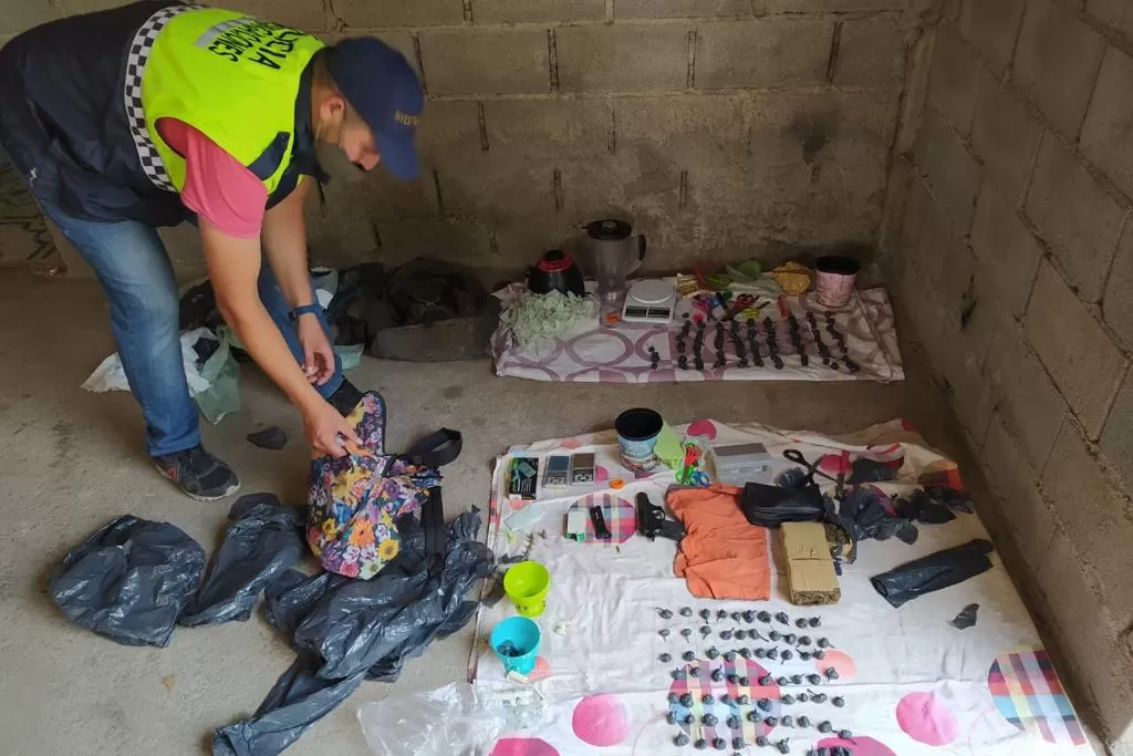 LOS SECUESTROS. La Policía contabiliza los elementos incriminatorios hallados en la casa de Famaillá. Foto: Ministerio de Seguridad