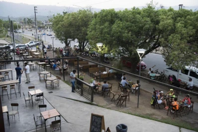 Hay bares y restaurantes que no respetan las restricciones, reconocieron en el sector privado