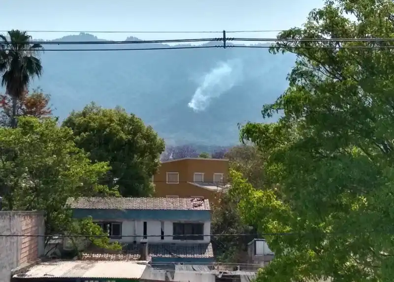 Bomberos trabajan en el cerro San Javier por nuevos focos de incendio 