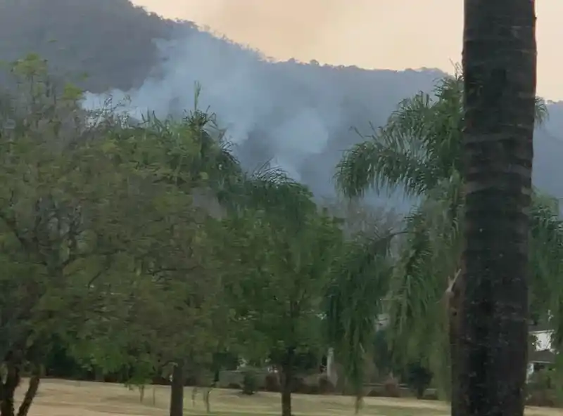 Bomberos trabajan en el cerro San Javier por nuevos focos de incendio 