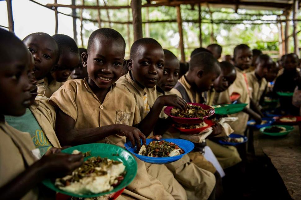 AYUDA. Un comedor escolar apoyado por el PMA en Burundi apuesta a reforzar las posibilidades de acceder a la educción.  