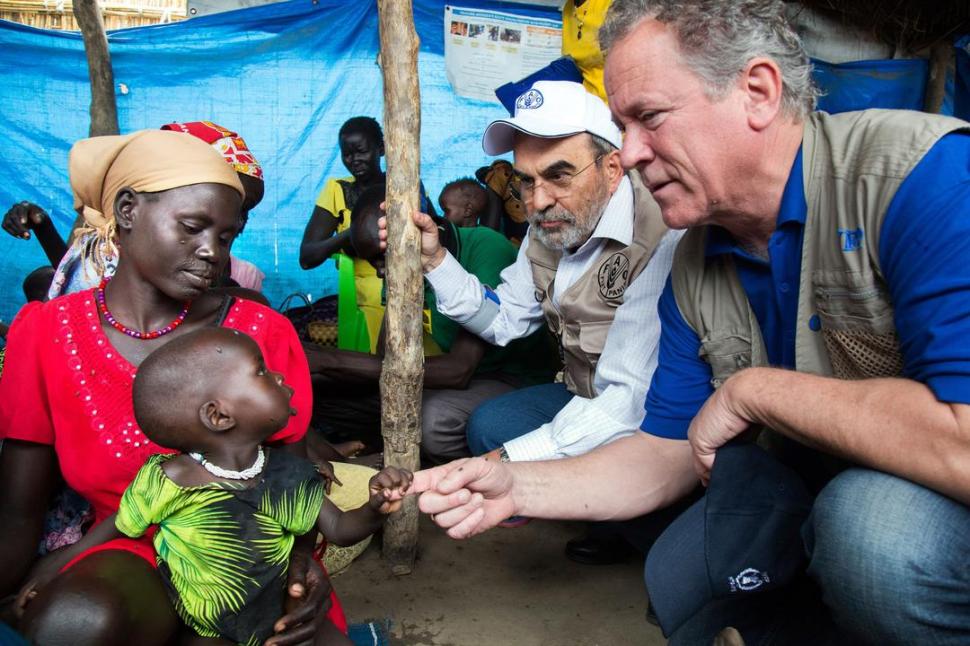 EN EL TERRENO. El director ejecutivo del PMA, David Beasley, junto a una familia en un campo de refugiados de Sudán del Sur. 