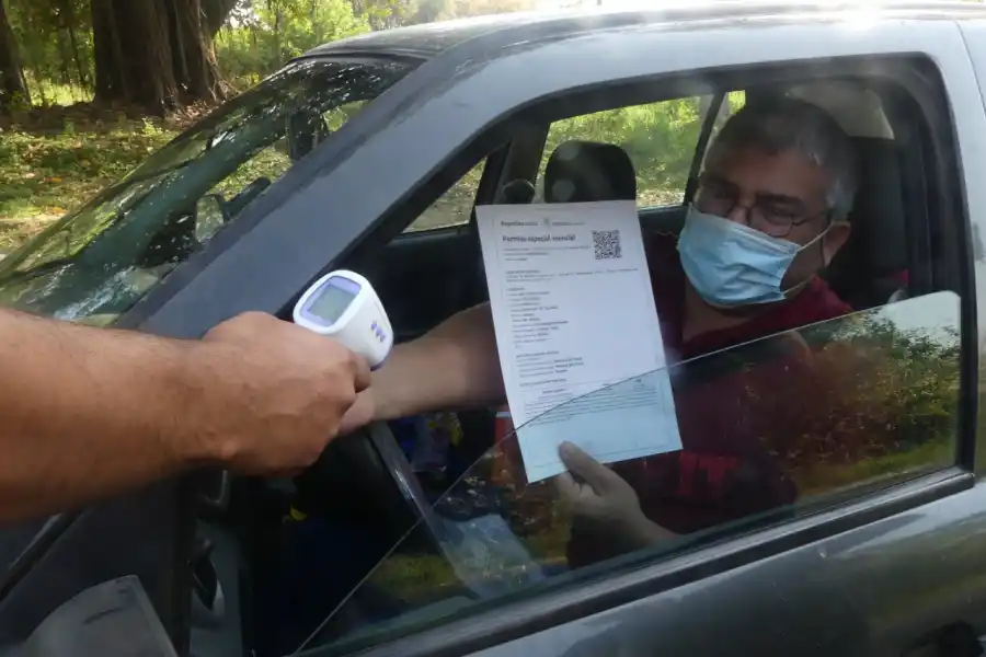 Los automovilistas deben mostrar el permiso oficial para circular.