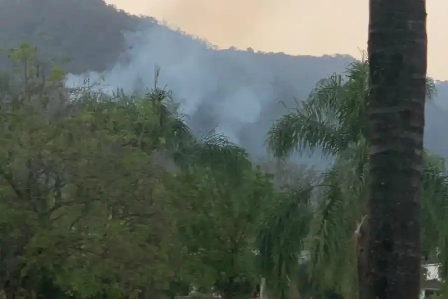 Bomberos trabajan en el cerro San Javier por nuevos focos de incendio 