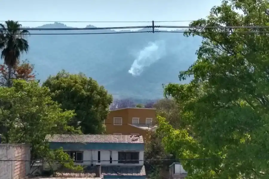 Bomberos trabajan en el cerro San Javier por nuevos focos de incendio 