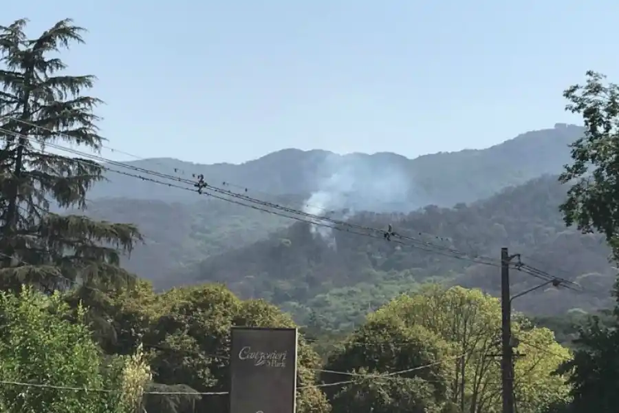 Bomberos trabajan en el cerro San Javier por nuevos focos de incendio 