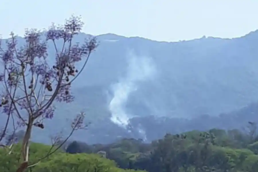 Bomberos trabajan en el cerro San Javier por nuevos focos de incendio 
