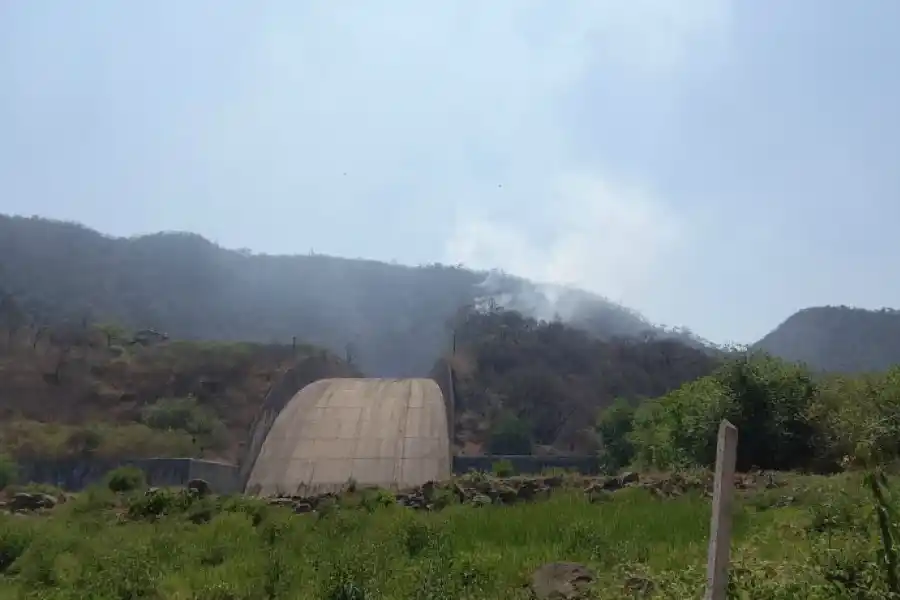 Los incendios también llegaron a El Cadillal: bomberos lograron controlar el fuego