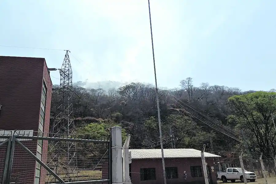 Las llamas volvieron a encenderse en San Javier y ahora aparecieron también en El cadillal